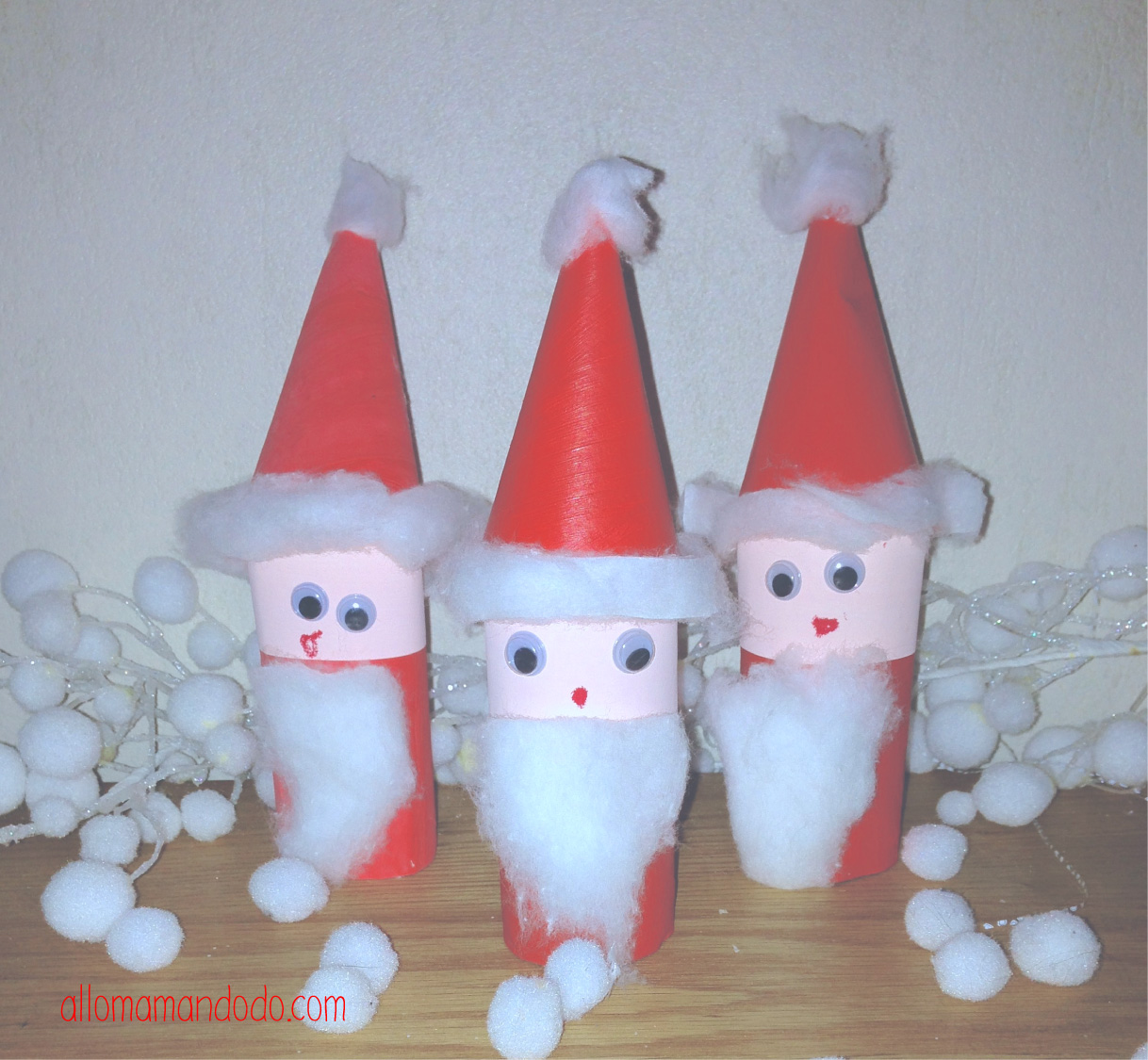 Bricolage de Noël avec un rouleau de papier toilette : le Père Noël dans la  cheminée
